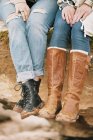 Donne che indossano stivali di pelle — Foto stock