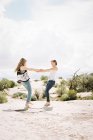 Boho-Frauen tanzen in der Wüste — Stockfoto