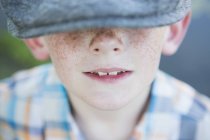 Junge trägt eine Mütze mit einer großen Krempe. — Stockfoto