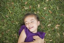 Ребенок лежит на траве — стоковое фото