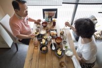 Donna e uomo mangiare cibo giapponese — Foto stock