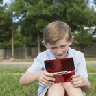 Хлопчик використовує електронні ігри пристрій . — стокове фото