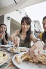 Frauen genießen eine Mahlzeit — Stockfoto