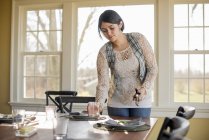 Woman setting the table for a meal — Stock Photo
