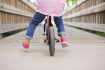 Kind auf dem Fahrrad unterwegs — Stockfoto