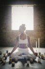 Женщина в позе для медитации йоги — стоковое фото