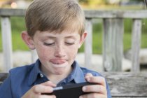 Мальчик с электронным планшетом — стоковое фото