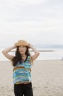 Joven asiático mujer en sombrero - foto de stock
