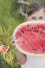 Mädchen hält Wassermelone in der Hand. — Stockfoto