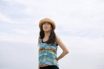 Jeune femme asiatique en chapeau — Photo de stock