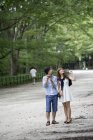 Hombre y mujer en el parque Kyoto - foto de stock