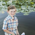 Мальчик, стоящий на мелководье — стоковое фото