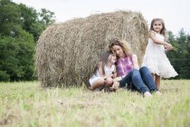 Mãe ao ar livre com suas filhas . — Fotografia de Stock