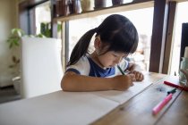 Девушка рисует войлочными ручками . — стоковое фото