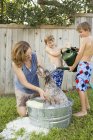 Familie wäscht Hund in Badewanne — Stockfoto