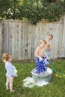 Niños jugando en el jardín - foto de stock
