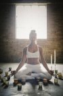Женщина в позе для медитации йоги — стоковое фото