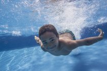 Garçon nageant sous l'eau — Photo de stock