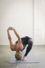 Mujer haciendo yoga - foto de stock