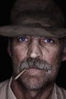 Homem cowboy em chapéu batido — Fotografia de Stock
