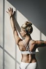 Blondine macht Yoga — Stockfoto