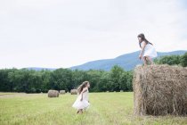 Девушки играют на поле — стоковое фото