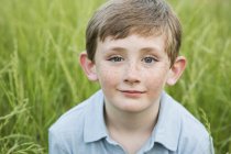 Petit garçon avec des taches de rousseur — Photo de stock