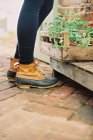 Mujer con botas impermeables - foto de stock