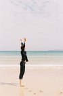 Жінка стоїть босоніж на піску — стокове фото