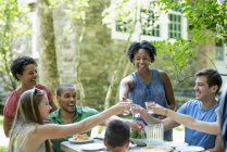 Manger en famille dans un jardin — Photo de stock