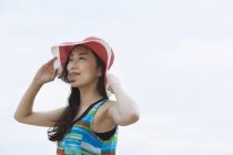 Jovem mulher asiática em chapéu — Fotografia de Stock