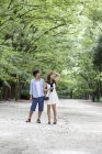 Homem e mulher no parque de Kyoto — Fotografia de Stock