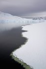Fonte de la glace de mer au large des côtes des îles — Photo de stock