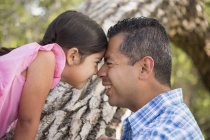 Vater und Tochter mit gepressten Stirnen — Stockfoto