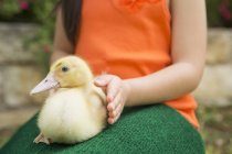 Enfant avec un canard — Photo de stock