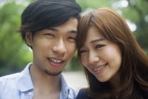 Hombre y mujer en un parque de Kyoto - foto de stock