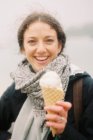 Женщина, держащая мороженое — стоковое фото