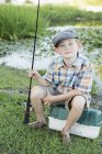 Хлопчик зі своєю рибальською дорогою — стокове фото