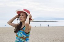 Frau am Strand in Kobe — Stockfoto