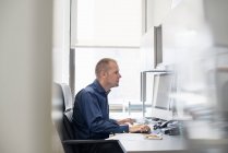 Homme travaillant dans un bureau — Photo de stock
