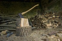 Ascia incastrata in legno — Foto stock