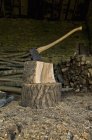 Axt steckte in Holzstück — Stockfoto