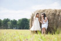 Две девушки играют на поле — стоковое фото