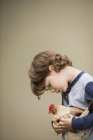 Garçon tenant un poulet — Photo de stock