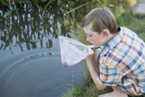 Хлопчик на відкритому повітрі з рибальською сіткою — стокове фото