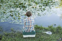 Хлопчик риболовля в річці . — стокове фото