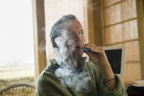 Mann benutzt elektronische Zigarette — Stockfoto
