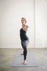 Donna che fa yoga — Foto stock