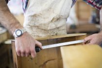 Restaurador medindo um pedaço de madeira
. — Fotografia de Stock