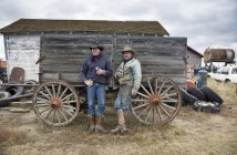 Dois homens de chapéus e botas de cowboy — Fotografia de Stock